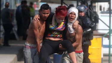 Una persona es atendida luego de ser herida durante un enfrentamiento con fuerzas leales al régimen en la frontera entre Venezuela y Colombia. 