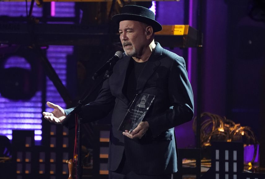 Rubén Blades recibe el premio a la Persona del Año durante la ceremonia de los Latin Grammy, el jueves 18 de noviembre de 2021 en el MGM Grand Garden Arena en Las Vegas.&nbsp;