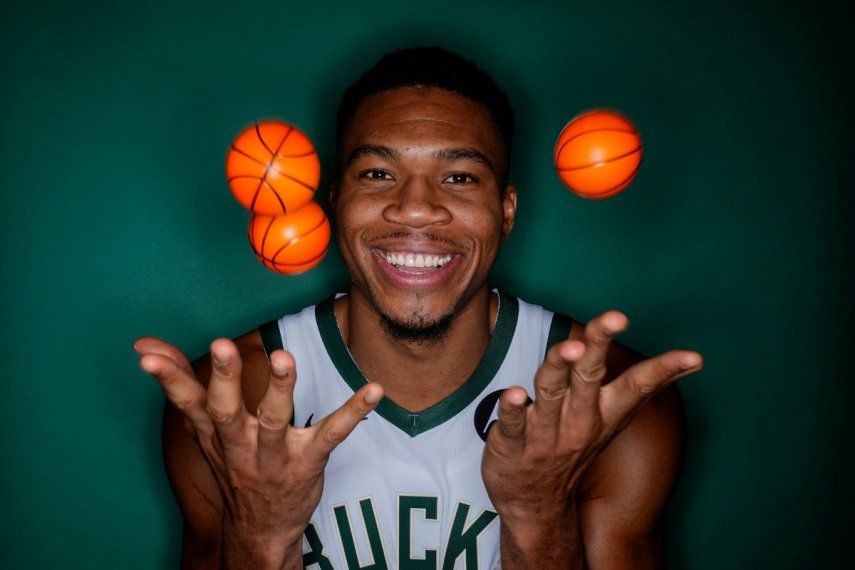 Giannis Antetokounmpo de los Bucks de Milwaukee posa para las fotos del equipo lanzando unas pelotas al aire durante el día de medios el lunes dos de octubre del 2023.
