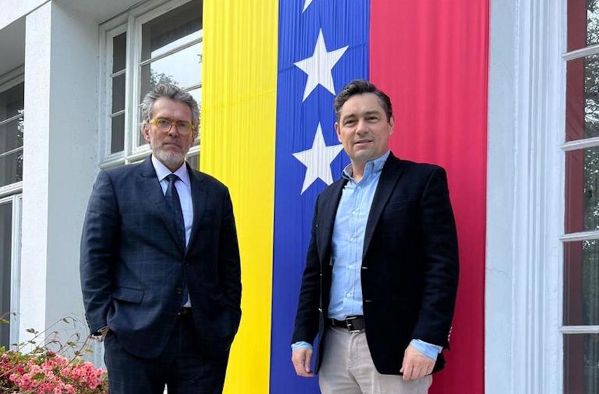 Los embajadores de Venezuela ante Canada, Orlando Viera Blanco y ante EEUU, Carlos Vecchio.&nbsp;