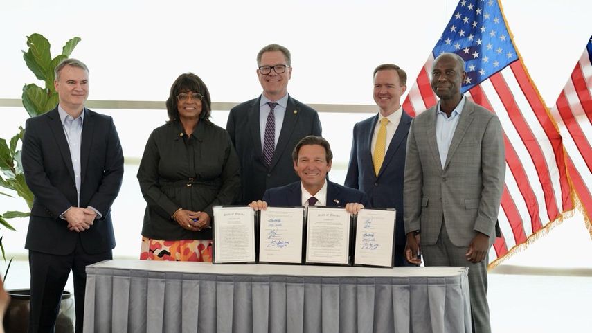 Ron DeSantis, gobernador de Florida, firma los proyectos de ley.