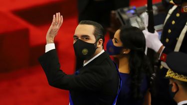 El presidente Nayib Bukele saluda en el Congreso el jueves 1 de junio de 2021 durante su informe anual a la nación, en San Salvador, El Salvador.