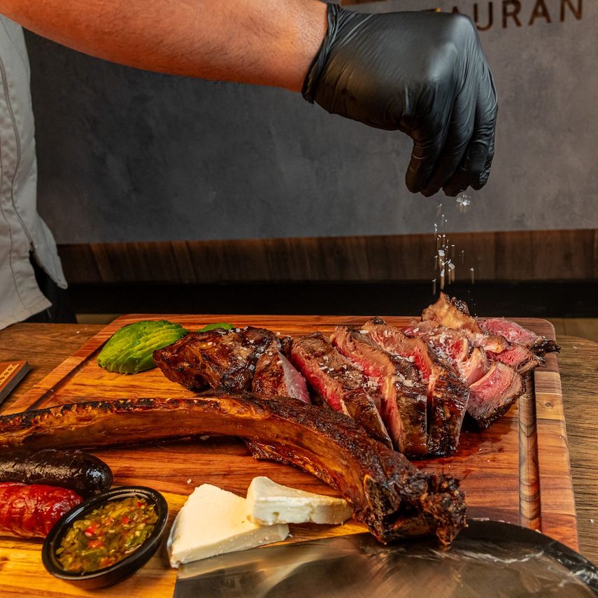 El restaurante A fuego lento ofrece diversos cortes de carne.