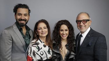 De izquierda a derecha, Samuel Garnica, Gloria Estefan, Gaby Albo y Emilio Estefan. Albo y Garnica voverán a interpretar a los Estefan en una nueva producción del musical de Broadway On Your Feet! que saldra de gira por Estados Unidos a finales de este año.&nbsp;