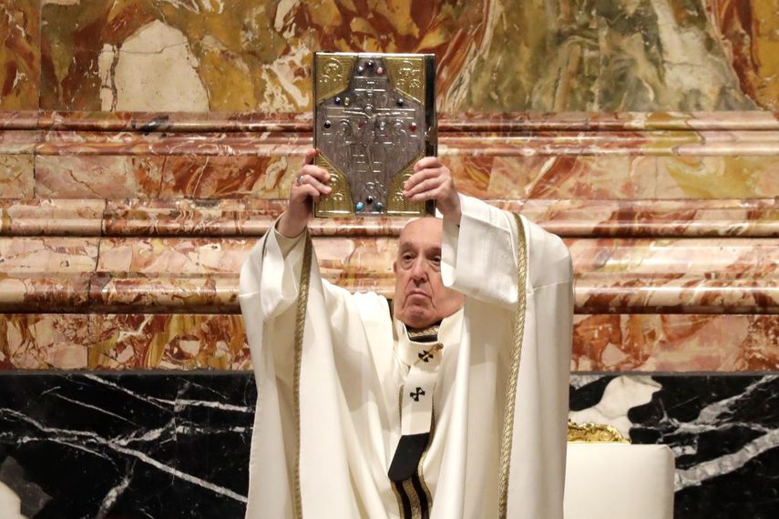 El papa Francisco sostiene la Sagrada Escritura durante la misa del Jueves Santo el 1 de abril de 2021 en la Basílica de San Pedro, en el Vaticano.&nbsp;