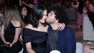 Selena Gómez y Benny Blanco asisten al segundo evento anual Rare Impact Fund Benefit Supporting Youth Mental Health, organizado por Selena Gómez, en Nya Studios el 24 de octubre de 2024 en Los Ángeles, California.