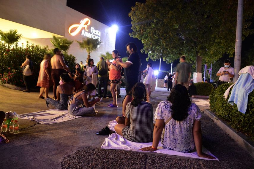 La gente permanece fuera de un hotel después del terremoto en Acapulco, estado de Guerrero, México, el 7 de septiembre de 2021.&nbsp;&nbsp;