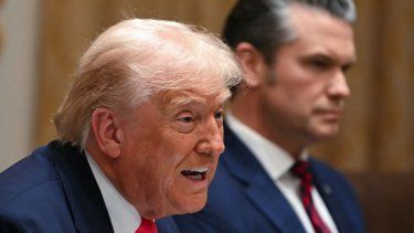 El presidente Donald Trump y el secretario de Defensa Pete Hegseth durante una reunión del gabinete en la Sala del Gabinete de la Casa Blanca en Washington, DC, el 2 de diciembre de 2025.