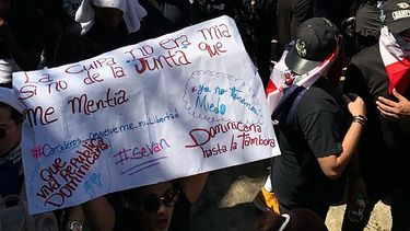 Los j&oacute;venes llegaron ataviados con sus tradicionales pancartas donde demuestran su descontento social