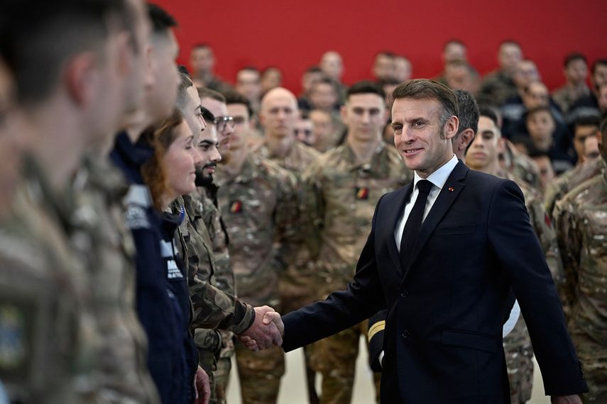 &nbsp;El presidente francés, Emmanuel Macron, estrecha la mano de los soldados tras pronunciar su discurso de Año Nuevo ante las fuerzas armadas en la base aérea militar de Istres, en el sur de Francia, el 15 de enero de 2026.&nbsp;&nbsp;