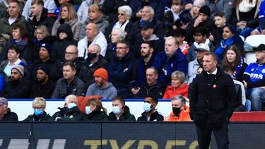El técnico de Leicester Brendan Rodgers observa el partido contra Chelsea por la Premier League, 20 de noviembre de 2021.