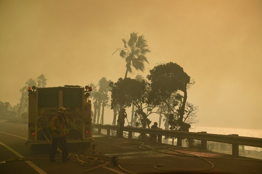 Bomberos de California intentan apagar las llamas del incendio Thomas,&nbsp;el fuego más grande registrado en la historia de esa región.