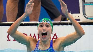 La sudafricana Tatjana Schoenmaker celebra después de ganar el oro en los 200 metros estilo pecho