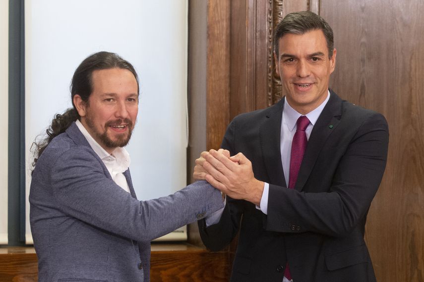 Pablo Iglesias y Pedro Sánchez ultiman su acuerdo de coalición.