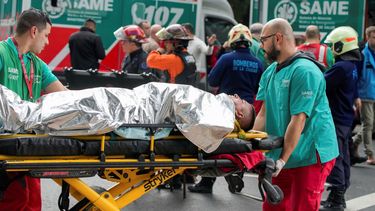 Los paramédicos transportan a viajeros heridos después de que dos trenes chocaran en Buenos Aires, Argentina, el viernes 10 de mayo de 2024.&nbsp;