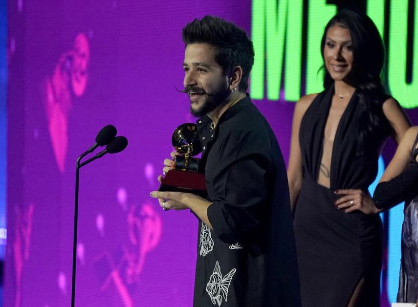 Camilo recibe el Latin Grammy al mejor álbum vocal pop por Mis manos, el jueves 18 de noviembre de 2021 en el MGM Grand Garden Arena en Las Vegas.&nbsp;
