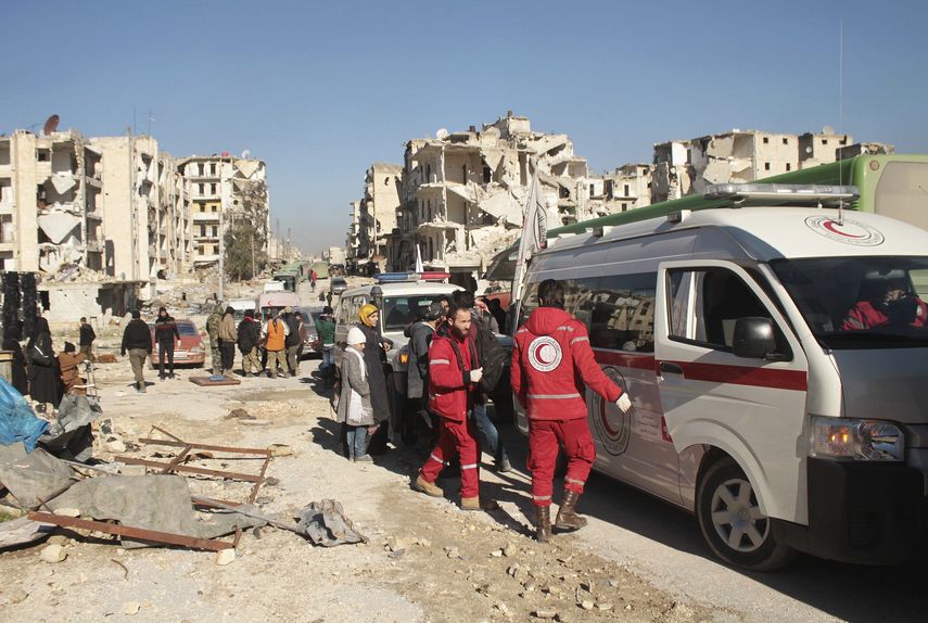 Unas ambulancias de la Media Luna Roja evacuando a civiles heridos del este de la ciudad de Alepo,&nbsp;Siria