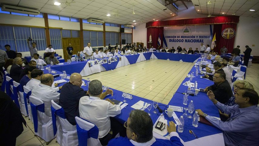 Nicaragua ha establecido una mesa de diálogo nacional para superar una crisis que ha dejado al menos 76 muertos.