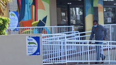 Una persona llega al colegio electoral de Hialeah en la Biblioteca John F Kennedy.