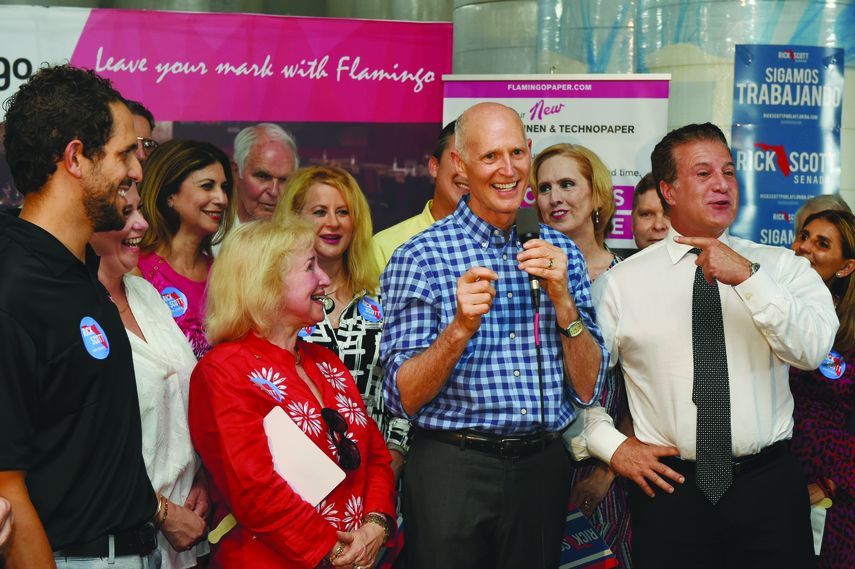 Rick Scott, acompañado del alcalde de Hialeah, Carlos Hernández y otros miembros de la administración municipal, durante un acto de campaña.