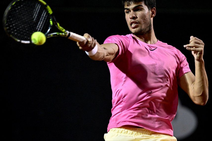 El tenista español Carlos Alcaraz durante el duelo del abierto de Rio de Janeiro