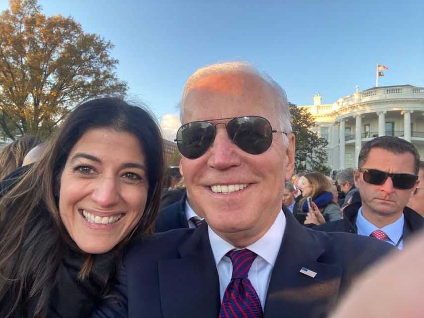 Nathalie Rayes junto al presidente Joe Biden.