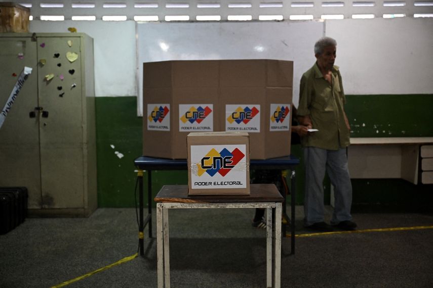 Venezolano emite su voto en las presidenciales 2024.&nbsp;