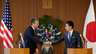 El secretario del Departamento de Guerra en EEUU Pete Hegseth estrecha la mano de su homólogo japonés Shinjiro Koizumi.