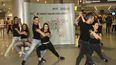 Bailarines de Tango Lovers llevan la danza al aeropuerto internacional de Miami.&nbsp;
