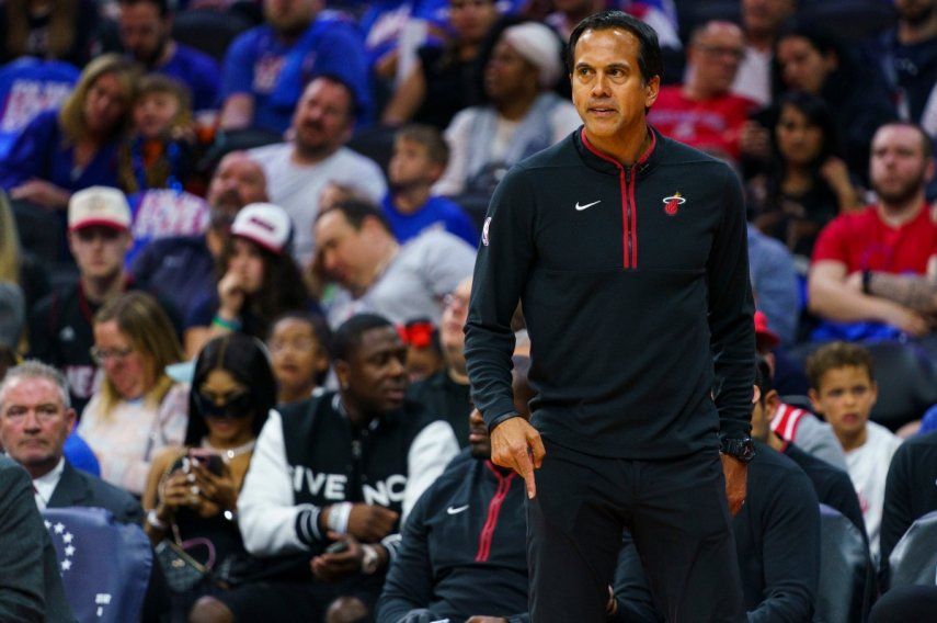 El entrenador en jefe del Heat de Miami, Erik Spoelstra, reacciona durante la primera mitad de un partido de baloncesto de la NBA contra los 76ers de Filadelfia, el jueves 6 de abril de 2023.