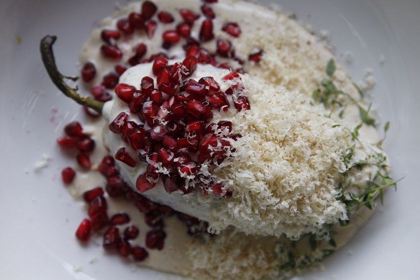 Plato de chile en nogada elaborado por la chef mexicana Josefina López, en Ciudad de&nbsp;México.