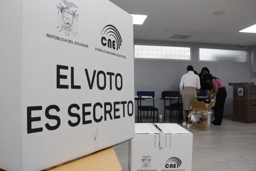 Vista de una de las urnas electorales durante el referéndum, en Guayaquil, Ecuador, el 16 de noviembre de 2025.