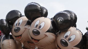 Globos de Mickey Mouse en Disneylandia París, el 12 de mayo de 2015, en Chessy, Francia, al este de París.