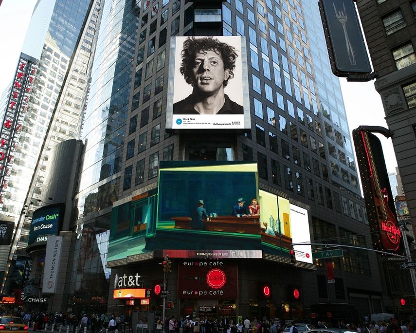 Las piezas Phil, creada por Chuck Close, y Nighthawks, de Edward Hopper, engalanan a Time Square en Nueva York. (AP)