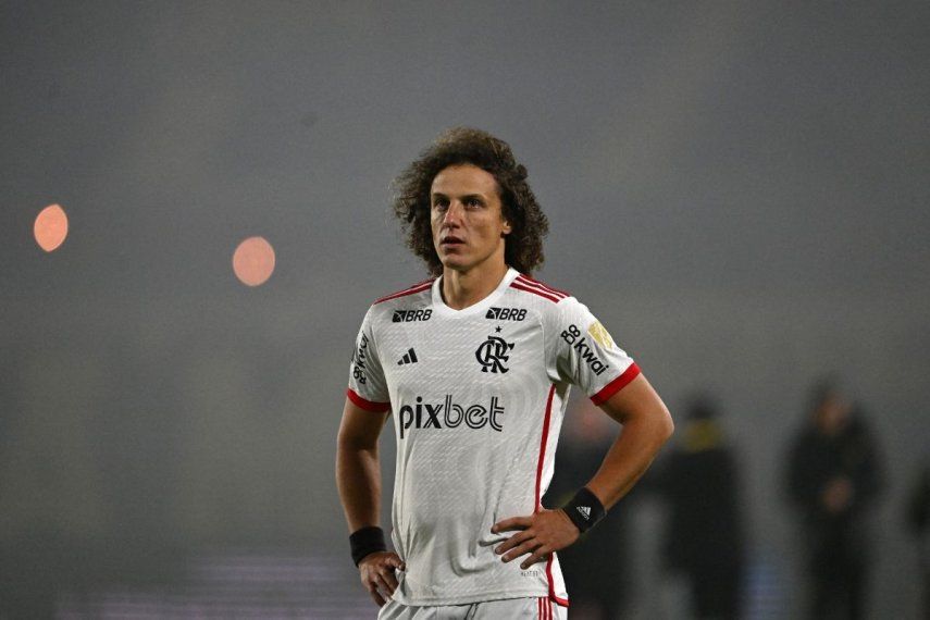El defensa del Flamengo, David Luiz, reacciona tras la derrota en el partido de vuelta de los cuartos de final de la Copa Libertadores entre el Peñarol de Uruguay y el Flamengo de Brasil en el estadio Campeón del Siglo de Montevideo, el 26 de septiembre de 2024.&nbsp;
