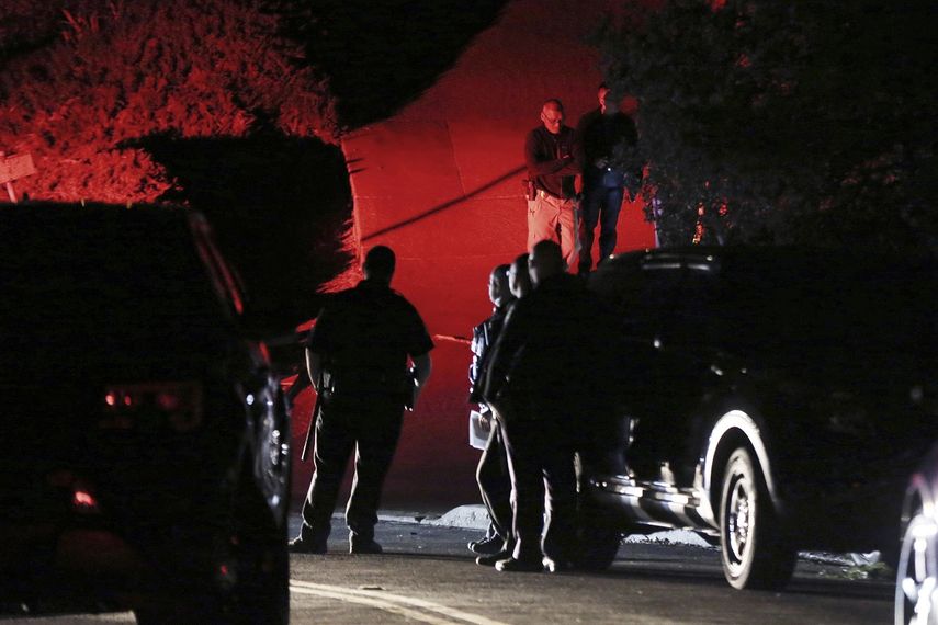 Agentes de la polic&iacute;a del condado Contra Costa investigan un tiroteo registrado en una casa en Orinda, California, el jueves 31 de octubre de 2019.