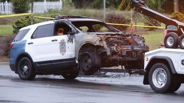 Un vehículo policial quemado siendo remolcado fuera de una estación de policía en el sureste de Raleigh, Carolina del Norte, el sábado 7 de mayo de 2022.&nbsp;