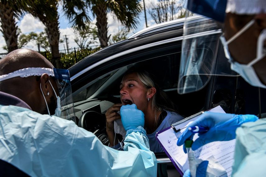 Personal m&eacute;dico realiza pruebas de coronavirus en la calle en varias&nbsp;ciudades del sur de la Florida.