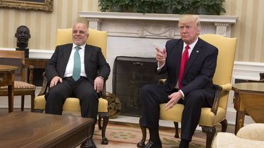 El presidente estadounidense Donald&nbsp;Trump posa junto al primer ministro de Irak Haider al-Abadi.