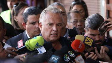 Joel García, abogado de Roberto Marrero, jefe de despacho del presidente encargado de Venezuela, Juan Guaidó, habla con la prensa antes de declarar en un tribunal de Caracas donde se espera por la audiencia preliminar de su defendido, detenido por el régimen de Maduro desde el jueves 21 de marzo.