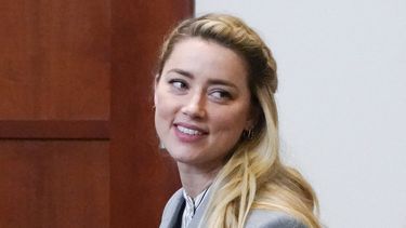La actriz Amber Heard sale durante un receso en la sala del Tribunal de Circuito del Condado de Fairfax, en Fairfax, Virginia, el 27 de mayo de 2022. 