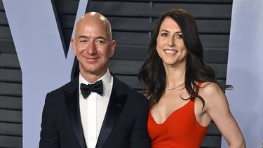 Jeff Bezos y su entonces esposa MacKenzie llegan a una fiesta con motivo de los Oscar organizada por la revista Vanity Fair en Beverly Hills, California.