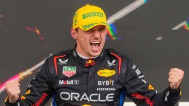 El piloto de Red Bull Max Verstappen, de los Países Bajos, celebra en el podio su primer lugar en el Gran Premio de Brasil de Fórmula Uno en la pista de carreras de Interlagos en Sao Paulo, el domingo 3 de noviembre de 2024.