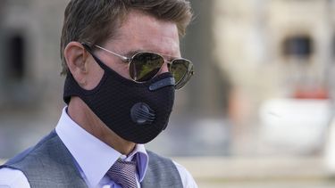 En esta foto del 13 de octubre de 2020, el actor Tom Cruise usa una mascarilla para evitar la propagación de COVID-19 mientras saluda a fans durante un receso en el rodaje de la séptima entrega de Misión Imposible, en Roma.