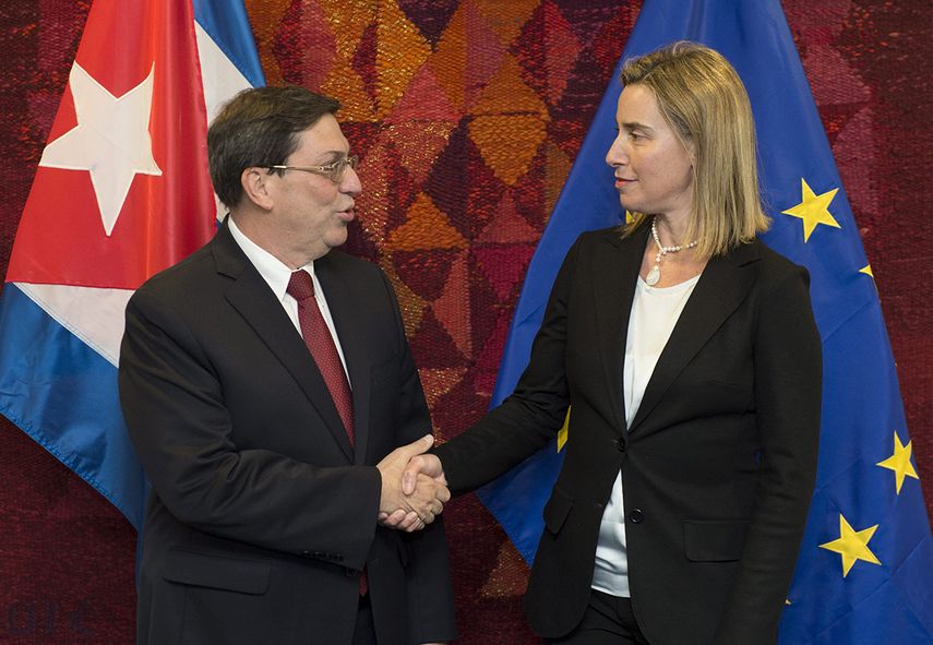 La representante de Política Exterior de la UE, Federica Mogherini conversa con el canciller de Cuba, Bruno Rodríguez durante un encuentro bilateral celebrado en Bruselas. (EFE)