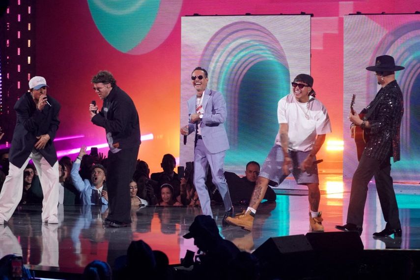 Pablo, David Escobar, Marc Anthony, Beele y Profe actúan en el escenario durante el 37º Premio Lo Nuestro de Univision en el Kaseya Center el 20 de febrero de 2025 en Miami, Florida.&nbsp;