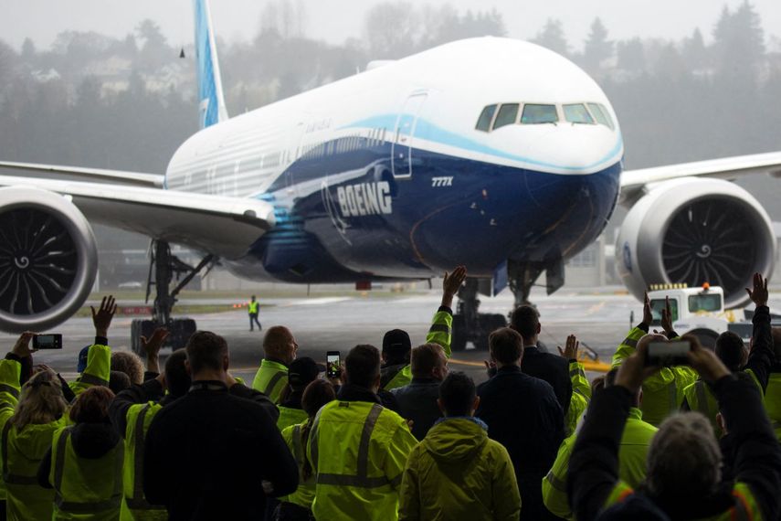Empleados de Boeing participan en la presentación del nuevo modelo de la aeronave.