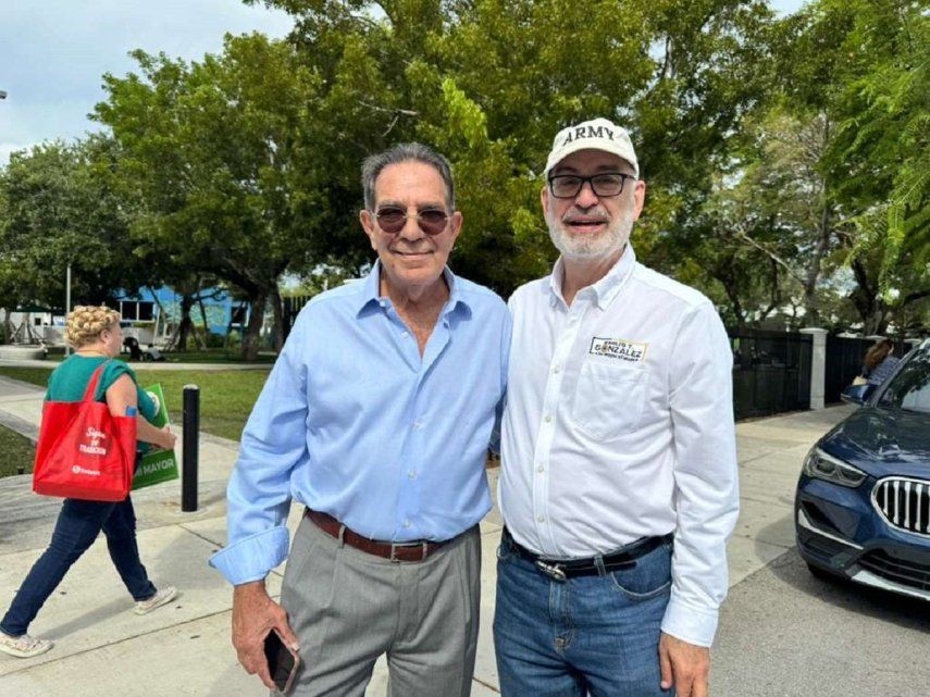 El exalcalde Xavier Suárez y el exadministrador de la Ciudad Emilio González.