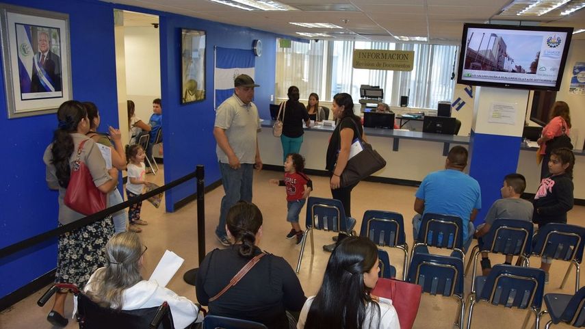 Salvadoreños envían miles de dólares en remesas a su país desde EEUU.