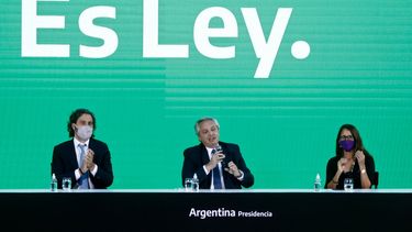 El presidente de Argentina, Alberto Fernández (C), habla junto al Jefe de Gabinete Santiago Cafiero (L) y la Ministra de Mujer, Género y Diversidad, Elizabeth Gómez Alcorta, durante la ceremonia de promulgación de la ley del aborto conocida como Ley de Interrupción Voluntaria del Embarazo (IVE en Español) en Buenos Aires, el 14 de enero de 2021. Fernández firma la ley que permite la interrupción voluntaria hasta las 14 semanas de embarazo, la cual fue aprobada por el Senado el 30 de diciembre de 2020.